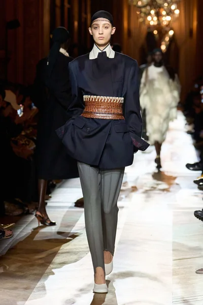 Look 10